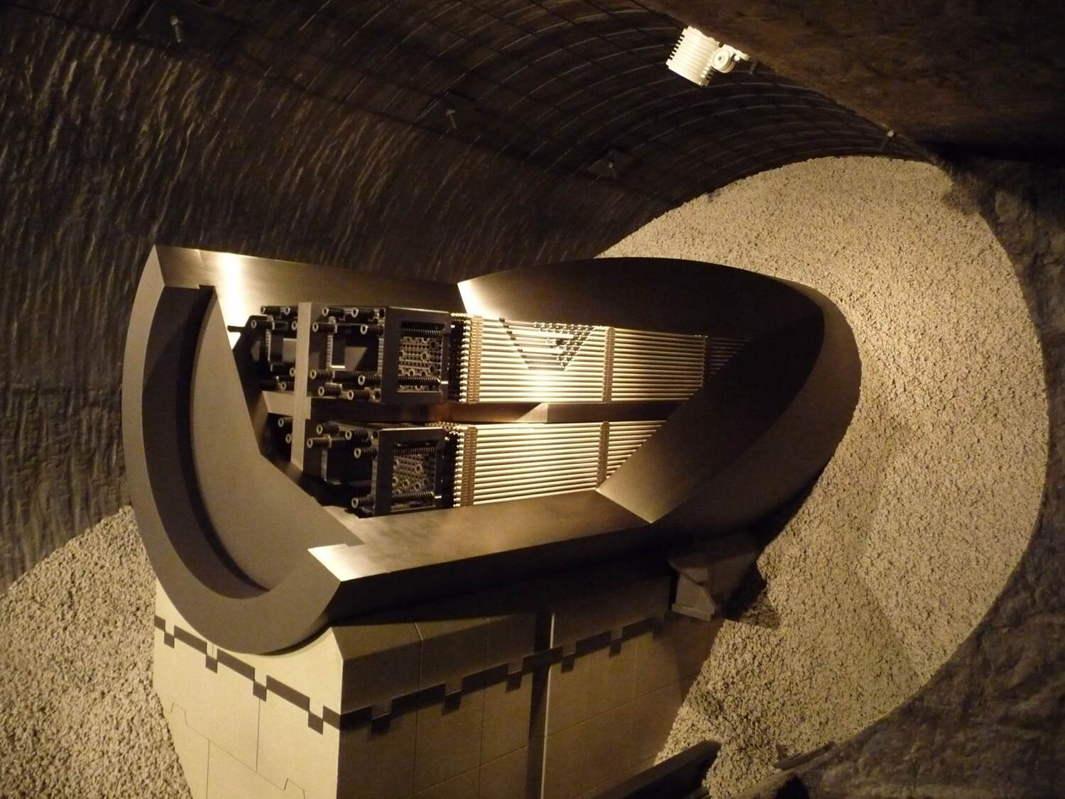 Das Bild zeigt das Modell eines mit bestrahlten Brennelementen befüllten Endlagerbehälters in horizontaler Einlagerung im Grimsel-Felslabor in der Schweiz 