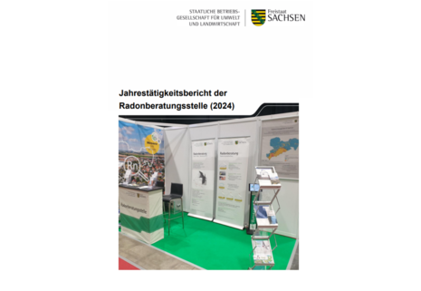 Cover des Jahrestätigkeitsbereichts der Radonberatungsstelle mit einem Bil ddes Messstandes mit Aufstellern, Plakaten und einem Beratungstresen.