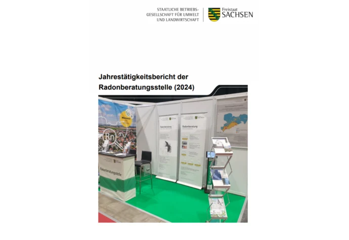 Cover des Jahrestätigkeitsbereichts der Radonberatungsstelle mit einem Bil ddes Messstandes mit Aufstellern, Plakaten und einem Beratungstresen.