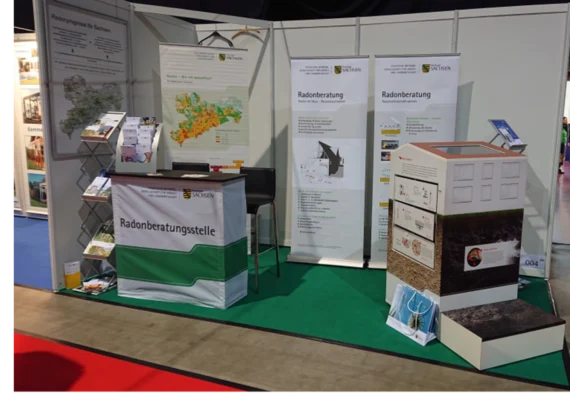 Messestand der Radonberatungsstelle mit Beratungsangebot und Aufstellern zum Thema Radon
