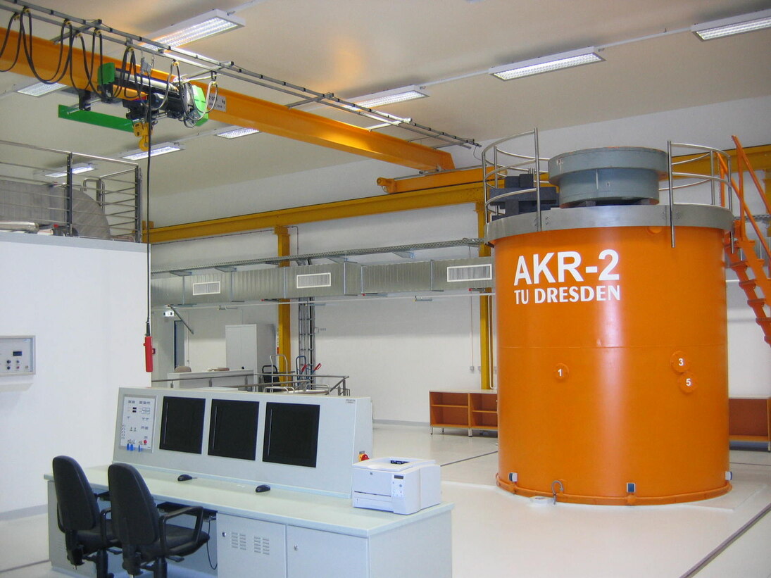 Ausbildungskernreaktor (AKR) der Technischen Universität Dresden. Ein orangefarbener, begehbarer Zylinder bildet den sichtbaren Reaktorteil im modernen Technikum.
