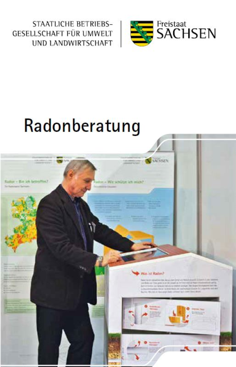 Flyer der Radonberatung - Abgebilder ist neben dem Titel eine Person, die sich am Radonhaus, einem mobilen uasstellungsstück mit Informationen zum Thema Radon, informeirt.