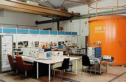 Ausbildungskernreaktor (AKR) der Technischen Universität Dresden. Ein orangefarbener, begehbarer Zylinder bildet den sichtbaren Reaktorteil im Technikum.
