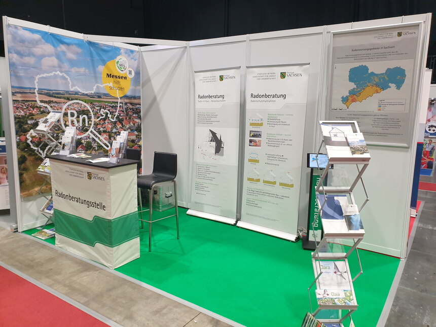 Bild des Messestandes der Radonbaratung mit Faltaufstellern und einem Beratungstresen