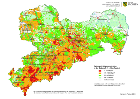 Darstellung des Radonaktivitätspotential in Sachsen duch Einfärbung einer Karte Sachsens. Hohe Radonaktivitätskonzentrationen im Boden werden vor allem im Erzgebierg, dem Vogtland und dem Meißener Massiv erwartet.