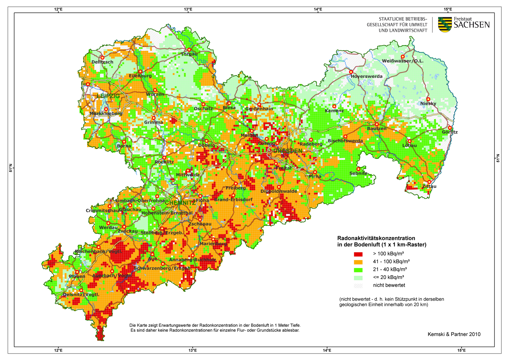 Karte der erwarteten Bodenradonaktivitätskonzentrationen in Sachsen. Hohe Werte werden im Erzgebirge und Vogtland, sowie im Bereich des Meissener Massiv erwartet.