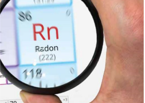 Das Elementsymbol Rn für Radon ist in einem Vergrößerungsglas aus dem Periodnesystem der Elemente hervorgehoben
