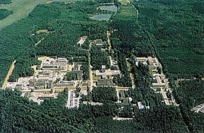 Luftbild des von Wald umgebenen Forschungsstandortes Rossendorf